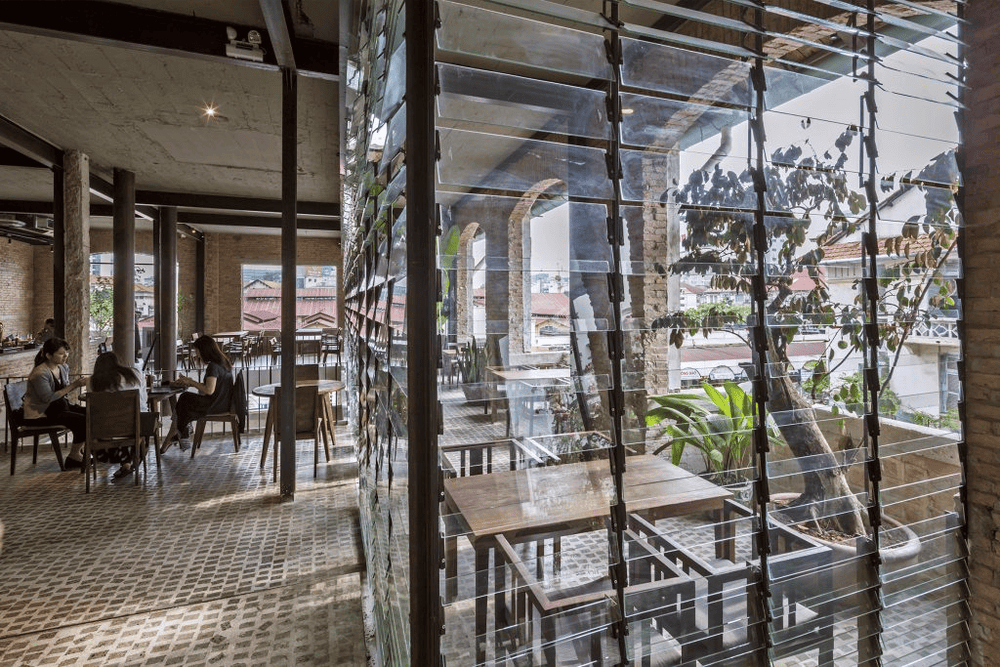 The space blends Japanese and Italian aesthetics, offering a modern yet cozy ambiance (Source: Pizza 4P’s)